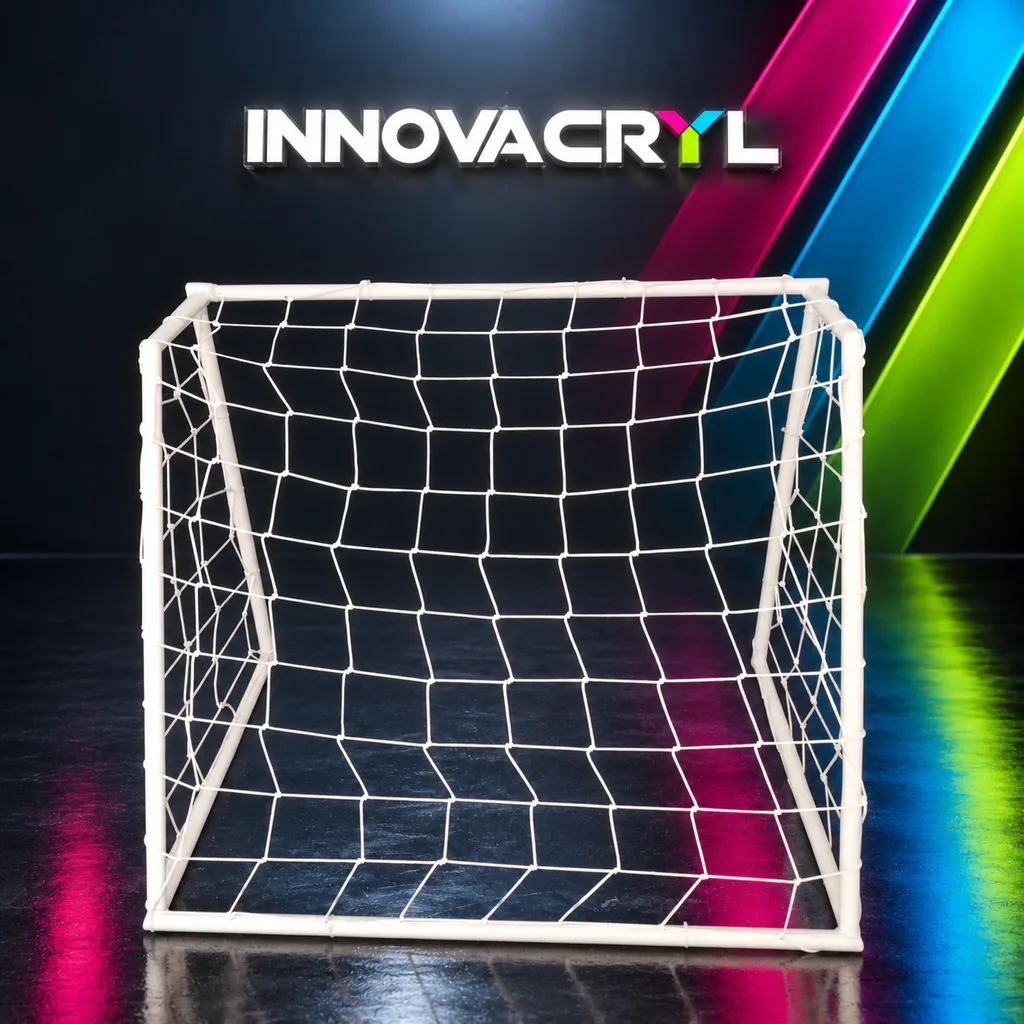 Arco de microfútbol blanco con malla blanca, en estudio Innovacryl