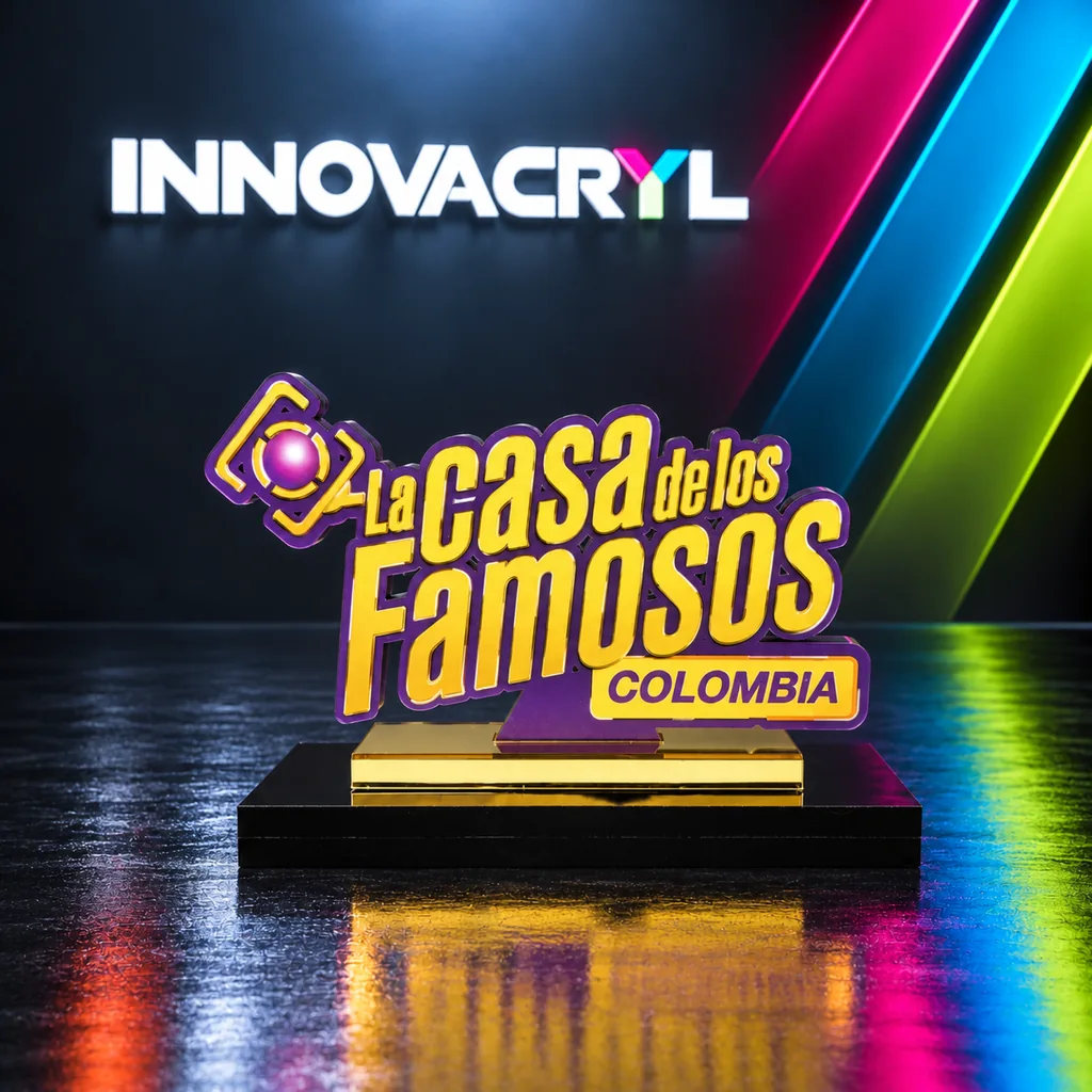 Trofeo en acrílico impreso con base negra, en estudio Innovacryl
