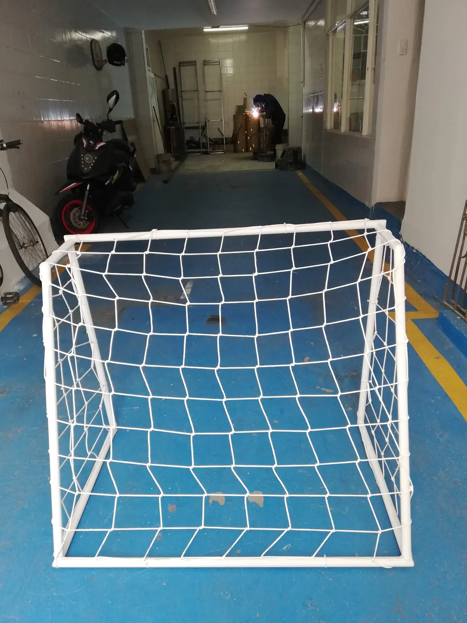 Arco de microfútbol con malla blanca, terminado en el taller de Innovacryl
