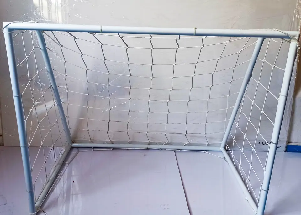 Arco de fútbol pequeño con malla blanca, armado en tubo blanco