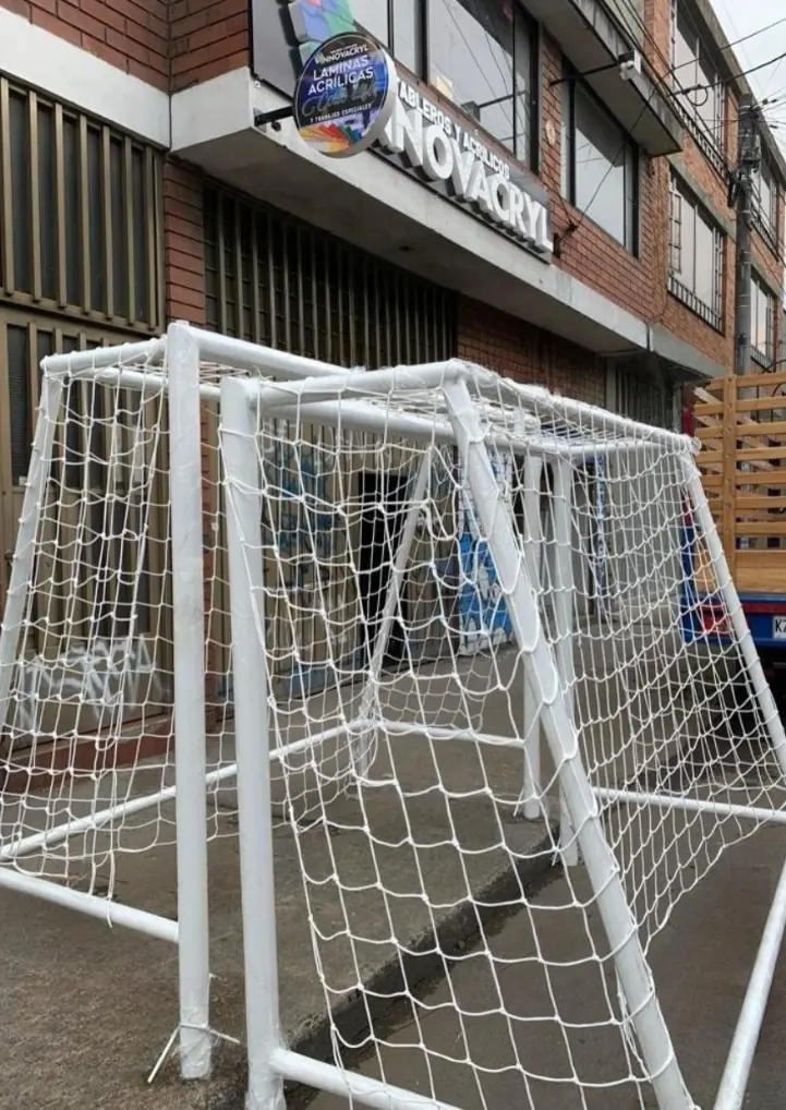 Arcos de fútbol blancos con malla, frente al taller de Innovacryl