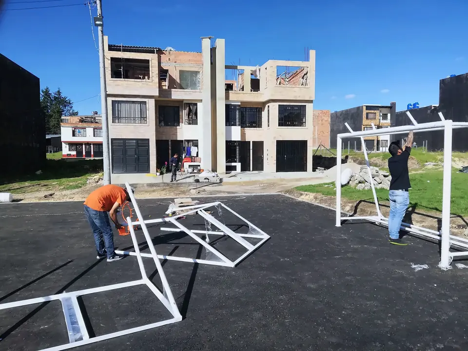 Equipo de Innovacryl armando estructuras de baloncesto en una cancha
