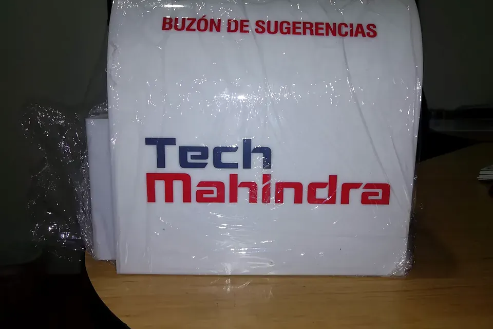 Buzón de sugerencias en acrílico blanco