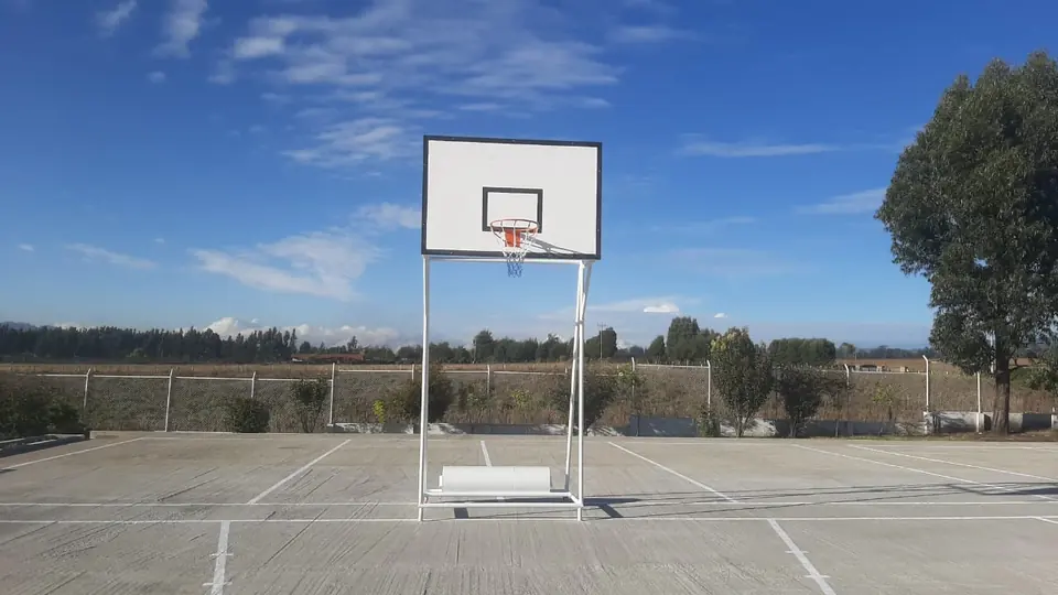 Estructura de baloncesto fija instalada en cancha abierta