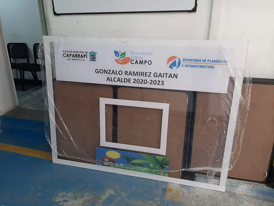 Tablero de acrílico personalizado para la Alcaldía de Caparrapí