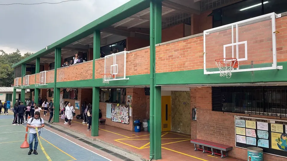 Tableros de baloncesto instalados en el patio de un colegio