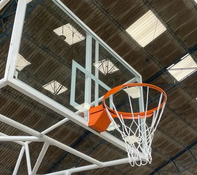 Tablero de baloncesto de acrílico con aro instalado en un coliseo