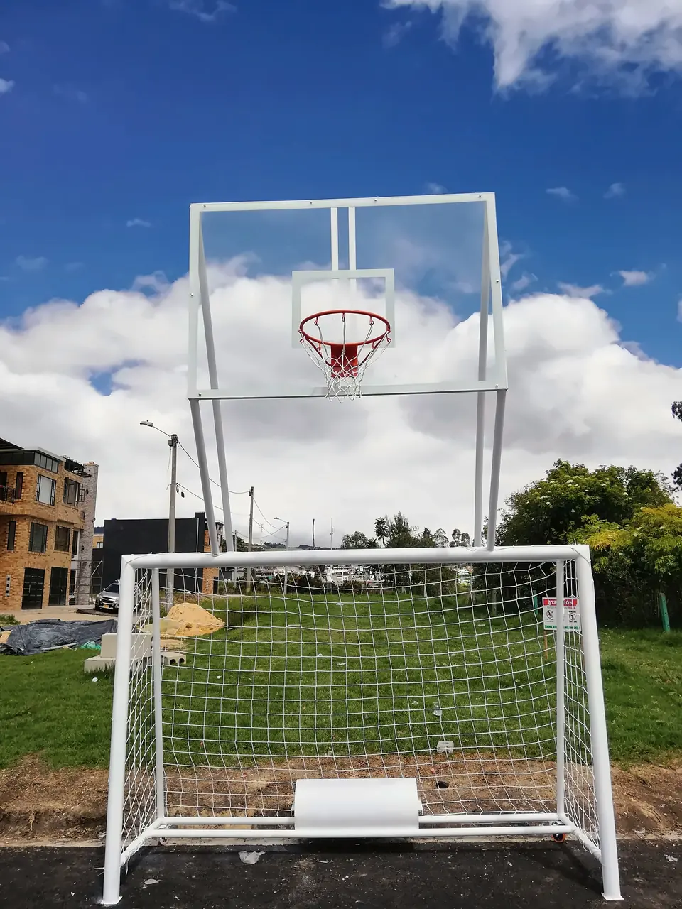 Estructura de baloncesto con arco de microfútbol instalada en una cancha
