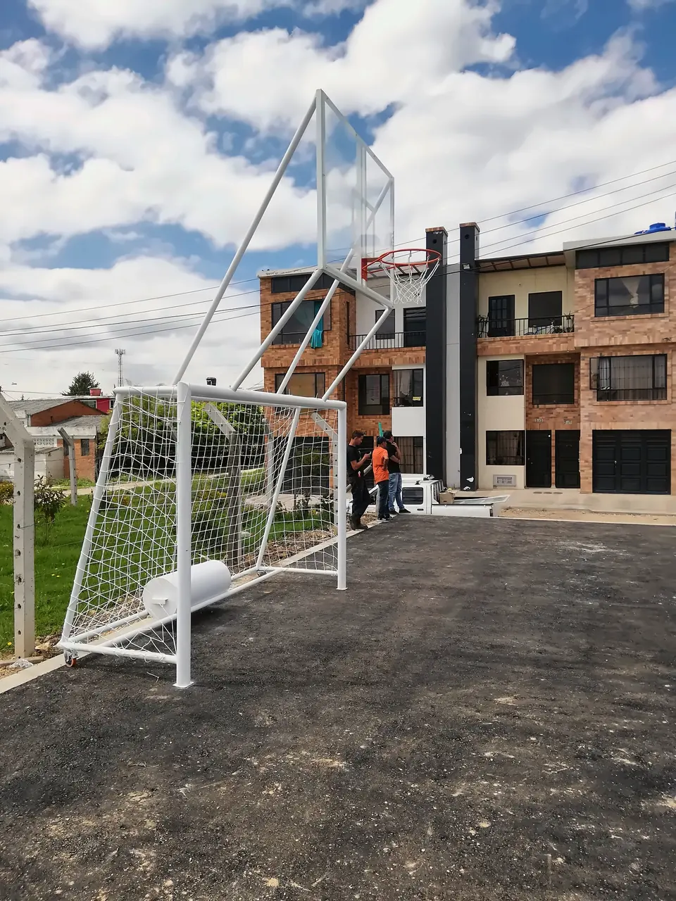 Cancha múltiple con arco y tablero de baloncesto