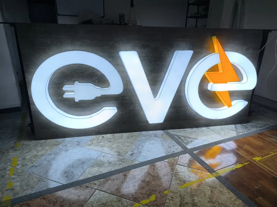 Aviso EVE iluminado en el taller
