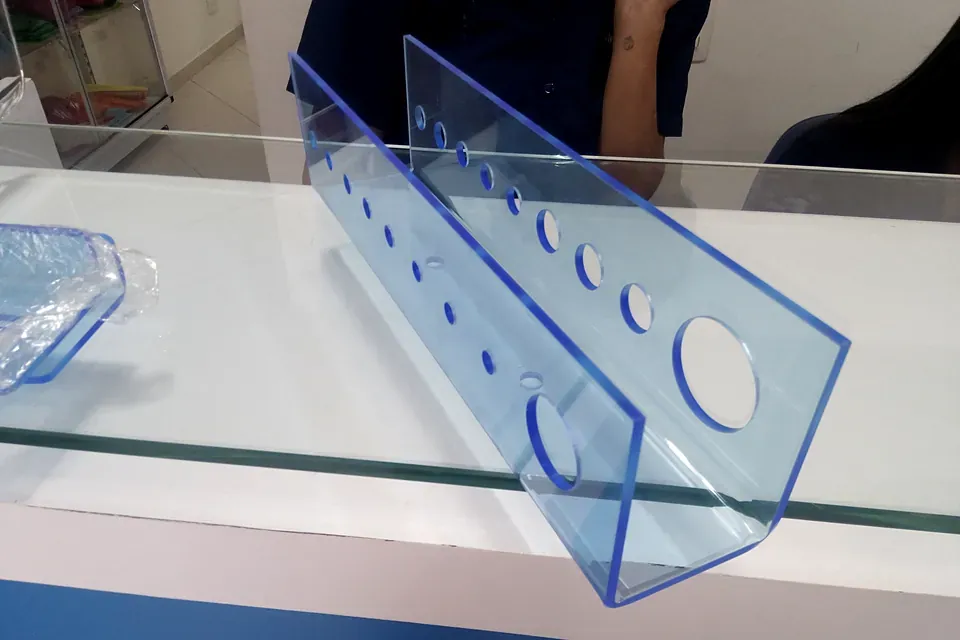 Exhibidor de acrílico azul sobre un mostrador