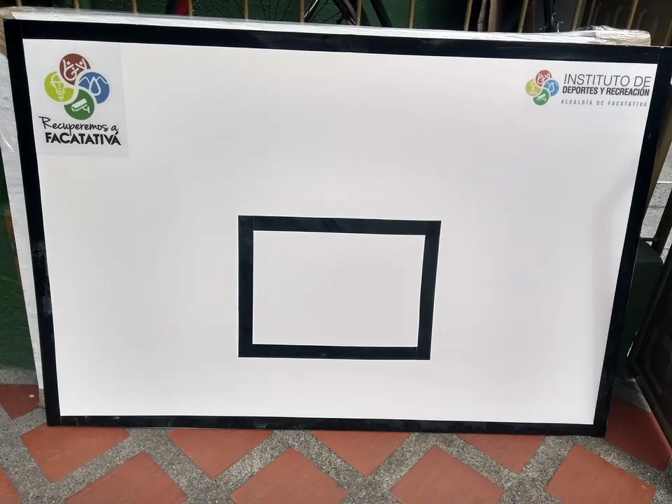 Tablero de baloncesto blanco con el logo del Instituto de Deportes de Facatativá