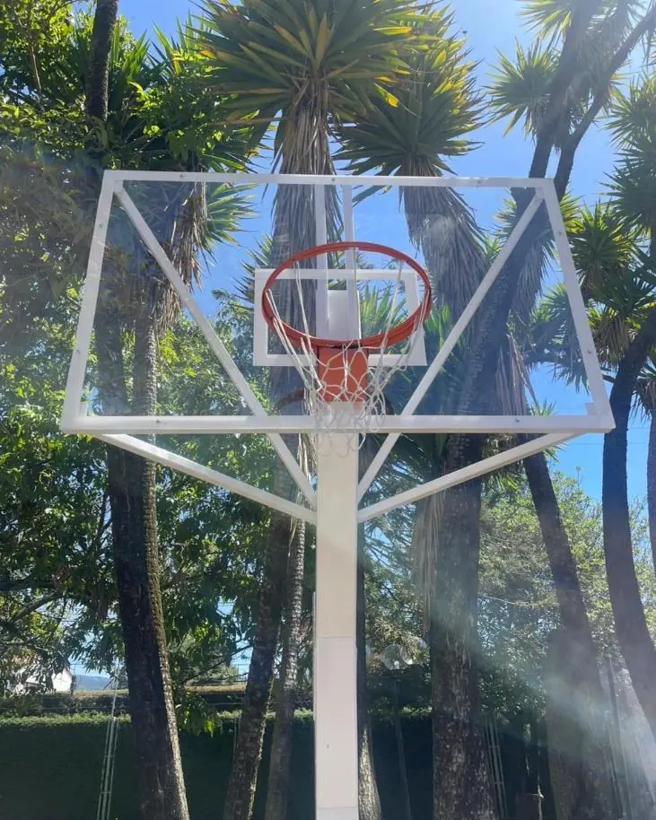 Estructura fija de baloncesto con tablero de acrílico, vista frontal