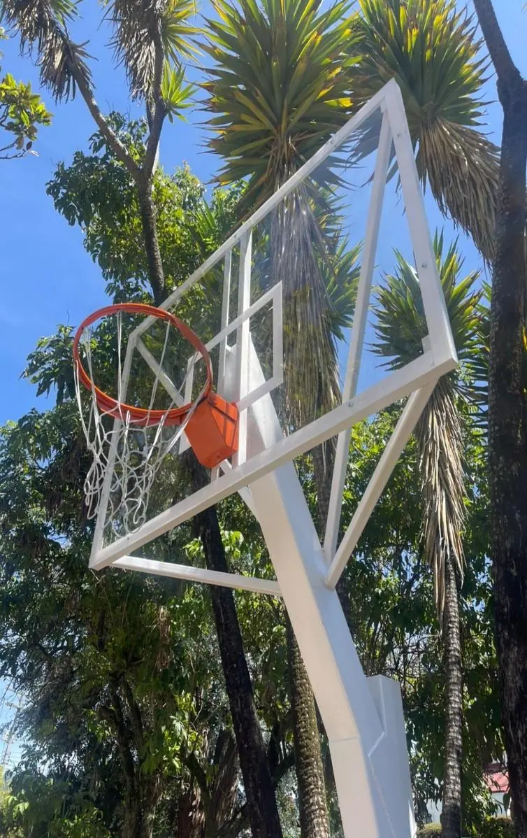 Poste fijo de la cancha de baloncesto, vista lateral