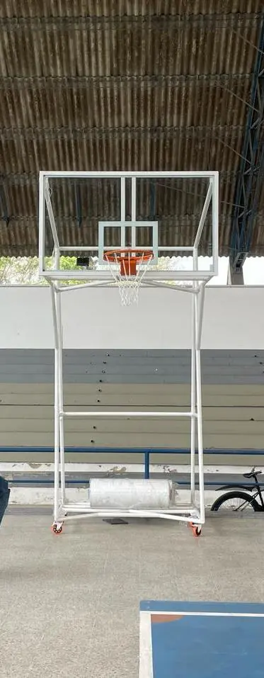 Estructura móvil de baloncesto instalada en un coliseo