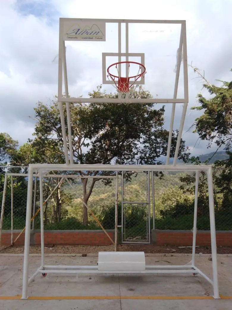 Cancha múltiple móvil instalada con tablero de baloncesto y arco de microfútbol