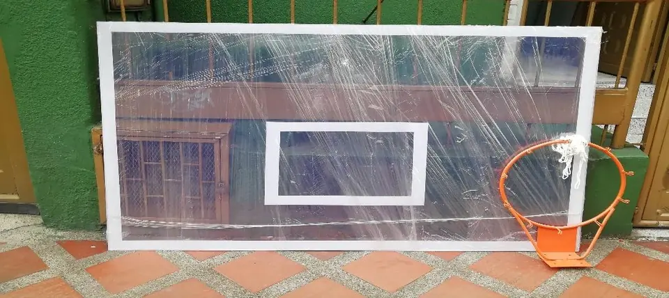 Tablero de acrílico recuperado de baloncesto con marco blanco y aro