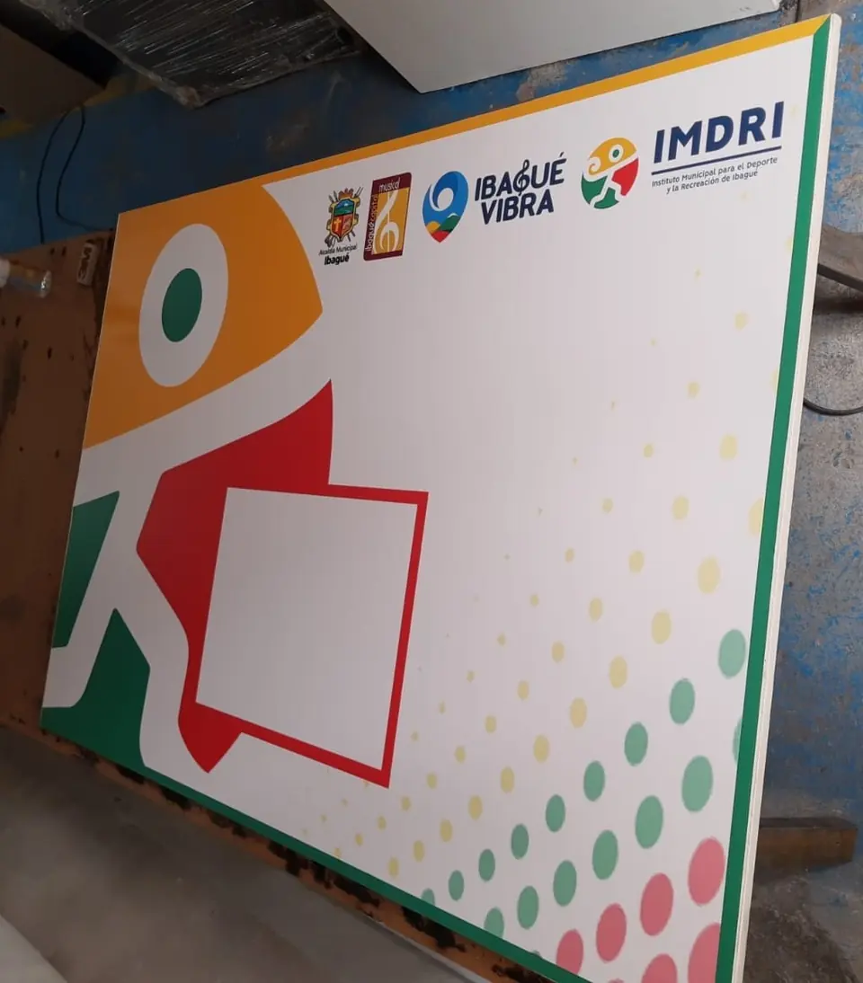 Tablero personalizado del IMDRI de Ibagué con logos y diseño impreso