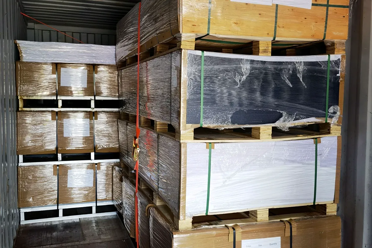 Contenedor de láminas de acrílico importadas, descargado en la sede de Innovacryl