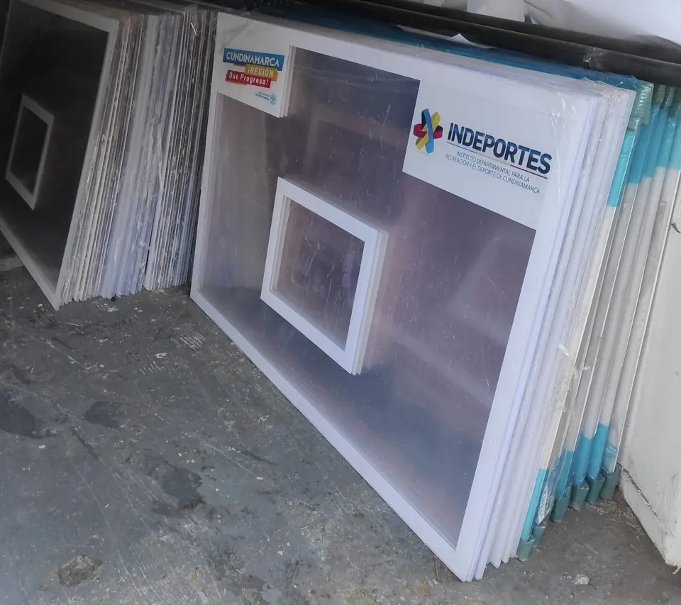 Tableros de baloncesto personalizados de Indeportes apilados en el taller