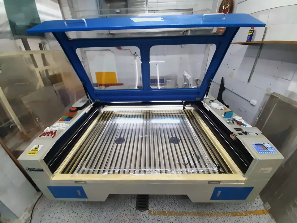 Máquina de corte láser abierta en el taller de Innovacryl