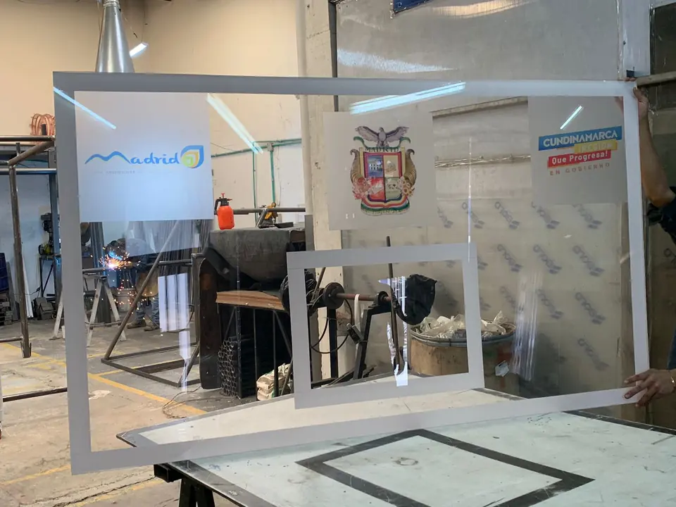 Tablero de acrílico personalizado para la Alcaldía de Madrid, en el taller