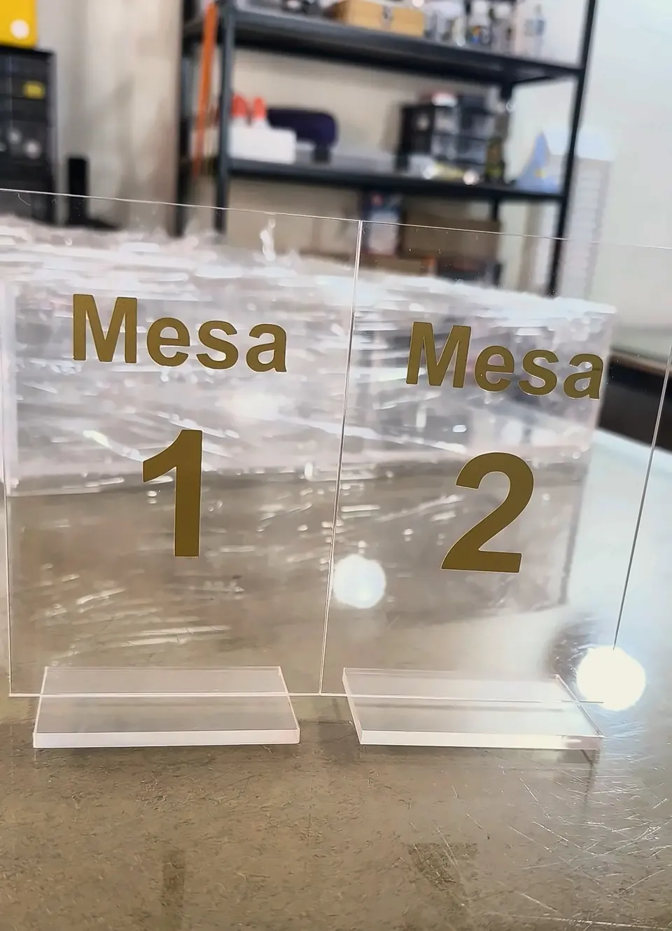 Números de mesa en acrílico transparente con letra dorada
