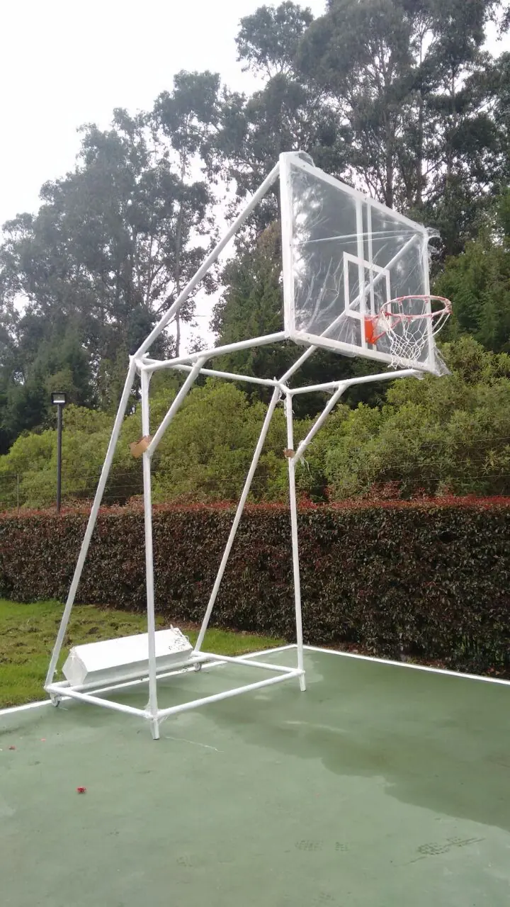 Estructura de baloncesto móvil en cancha