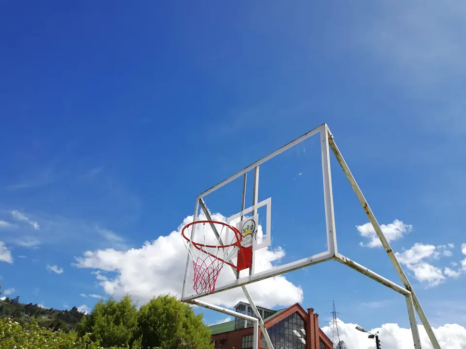 Tablero de baloncesto en acrílico contra el cielo azul