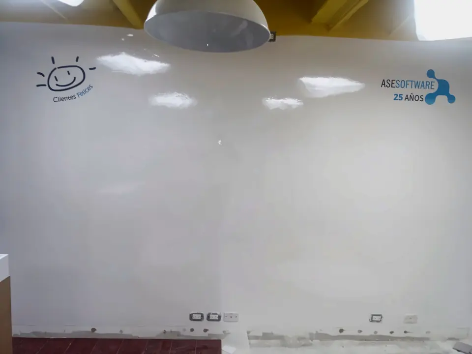 Tablero de escritura blanco de pared completa en una oficina