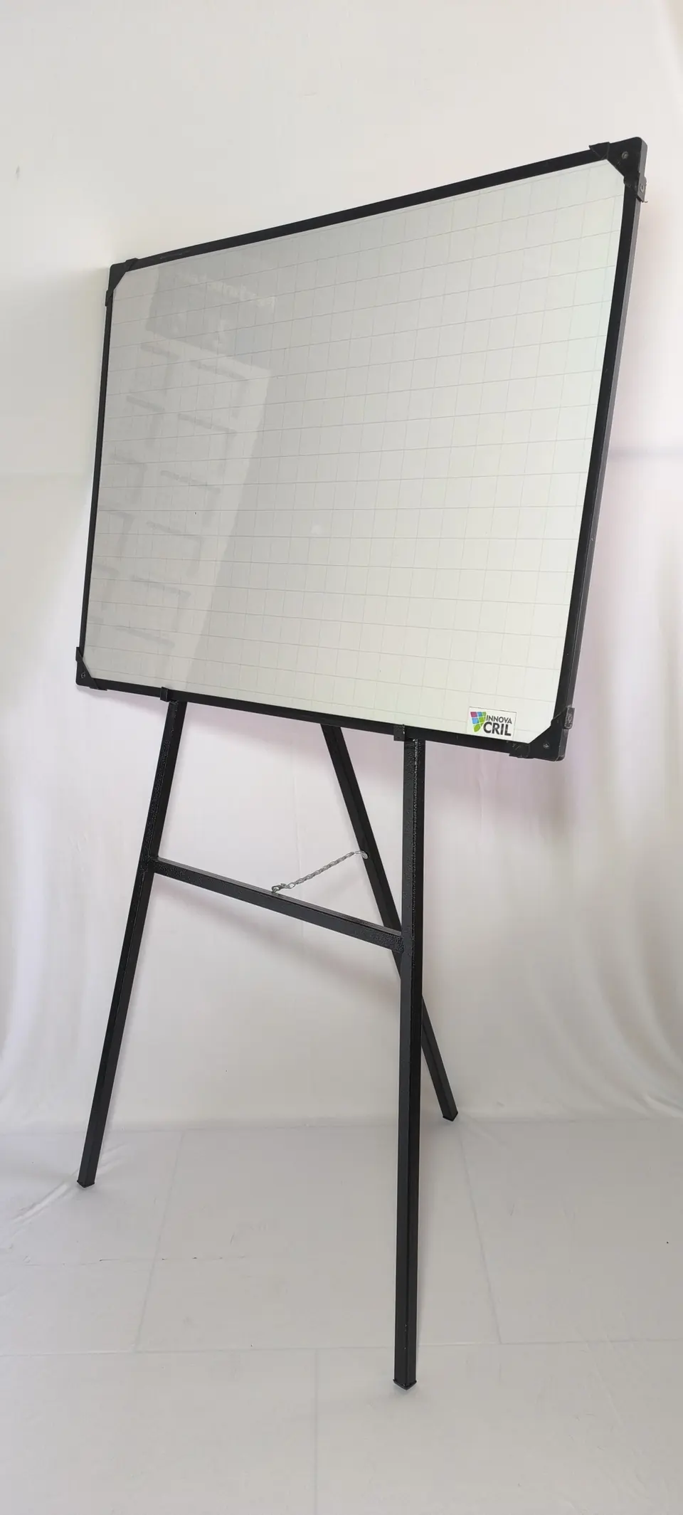Tablero de escritura con trípode sobre fondo blanco