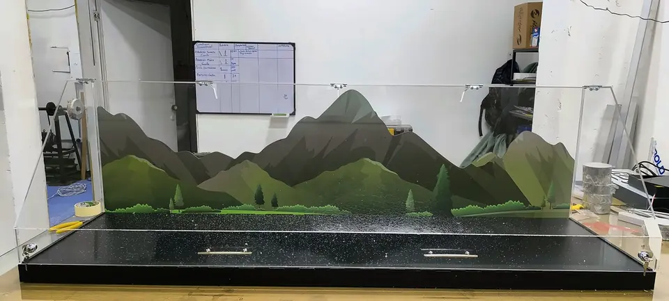 Vitrina de acrílico con maqueta de montañas
